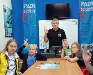 Воскресенье, программа PADI Bubblemaker для Алисы и Александра!